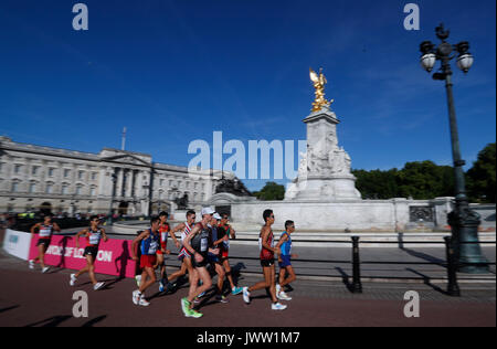 Londres, Royaume-Uni. 13e Août 2017. Les athlètes s'affrontent au cours du 50km marche sur 10 jours à l es Championnats du Monde 2017 à Londres, Grande-Bretagne, le 13 août 2017. Credit : Han Yan/Xinhua/Alamy Live News Banque D'Images