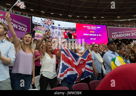 Londres, Royaume-Uni. 13e Août 2017. Londres, le 13 août 2017 . Fans acclamer le British 4x100 team qu'ils arrivent pour leur médaille d'or au jour de la cérémonie de l'IAAF dix championnats du monde 2017 de Londres au London Stadium. Crédit : Paul Davey/Alamy Live News Banque D'Images