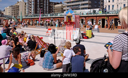 Brighton UK 13 Août 2017 - Les enfants et les adultes aiment un traditionnel Punch et Judy Show sur le front de mer de Brighton sur une belle après-midi ensoleillé mais le temps devrait devenir plus perturbé au cours des prochains jours photographie prise par Simon Dack Crédit : Simon Dack/Alamy Live News Banque D'Images