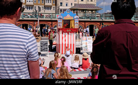 Brighton UK 13 Août 2017 - Les enfants et les adultes aiment un traditionnel Punch et Judy Show sur le front de mer de Brighton sur une belle après-midi ensoleillé mais le temps devrait devenir plus perturbé au cours des prochains jours photographie prise par Simon Dack Crédit : Simon Dack/Alamy Live News Banque D'Images