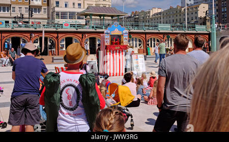 Brighton UK 13 Août 2017 - Les enfants et les adultes aiment un traditionnel Punch et Judy Show sur le front de mer de Brighton sur une belle après-midi ensoleillé mais le temps devrait devenir plus perturbé au cours des prochains jours photographie prise par Simon Dack Crédit : Simon Dack/Alamy Live News Banque D'Images