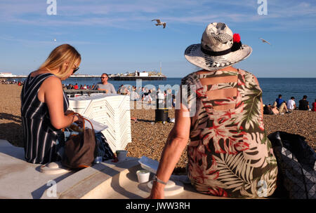 Brighton UK 13 Août 2017 - Les visiteurs profiter d'une belle après-midi ensoleillé sur le front de mer de Brighton, mais le temps devrait devenir plus perturbé au cours des prochains jours photographie prise par Simon Dack Crédit : Simon Dack/Alamy Live News Banque D'Images