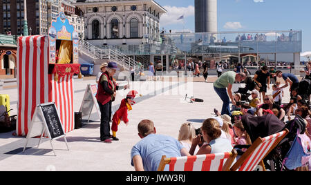 Brighton UK 13 Août 2017 - Les enfants et les adultes aiment un traditionnel Punch et Judy Show sur le front de mer de Brighton sur une belle après-midi ensoleillé mais le temps devrait devenir plus perturbé au cours des prochains jours photographie prise par Simon Dack Crédit : Simon Dack/Alamy Live News Banque D'Images