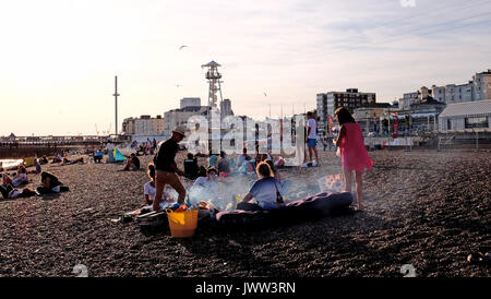 Brighton UK 13 Août 2017 - Le temps d'un barbecue sur la plage de Brighton sur une belle fin après-midi ensoleillé mais le temps devrait devenir plus perturbé au cours des prochains jours photographie prise par Simon Dack Crédit : Simon Dack/Alamy Live News Banque D'Images