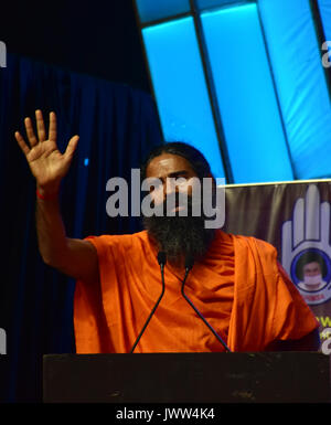 Mumbai, Inde. 13e Août 2017. Guru Yoga Baba Ramdev assiste à la paix dans le monde et l'harmonie au Conclave ECSN Dome le 13 août 2017 à Mumbai, Inde. Credit : Azhar Khan/Alamy Live News Banque D'Images