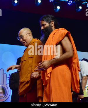 Mumbai, Inde. 13e Août 2017. Sa Sainteté le 14e Dalaï-Lama (L) avec le Gourou Yoga Baba Ramdev (R) La paix dans le monde et l'harmonie au Conclave ECSN Dome le 13 août 2017 à Mumbai, Inde. Credit : Azhar Khan/Alamy Live News Banque D'Images