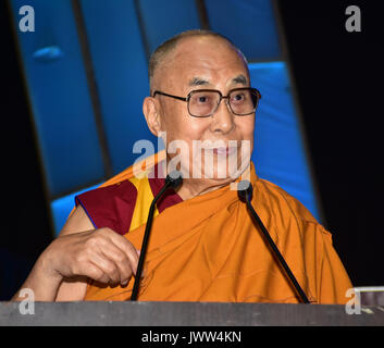 Mumbai, Inde. 13e Août 2017. Sa Sainteté le 14e Dalaï Lama assiste à la paix dans le monde et l'harmonie au Conclave ECSN Dome le 13 août 2017 à Mumbai, Inde. Credit : Azhar Khan/Alamy Live News Banque D'Images