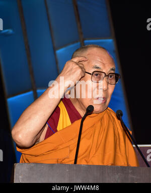 Mumbai, Inde. 13e Août 2017. Sa Sainteté le 14e Dalaï Lama assiste à la paix dans le monde et l'harmonie au Conclave ECSN Dome le 13 août 2017 à Mumbai, Inde. Credit : Azhar Khan/Alamy Live News Banque D'Images