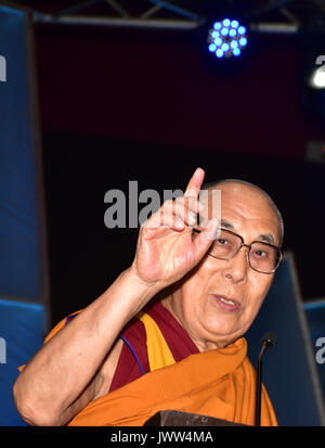 Mumbai, Inde. 13e Août 2017. Sa Sainteté le 14e Dalaï Lama assiste à la paix dans le monde et l'harmonie au Conclave ECSN Dome le 13 août 2017 à Mumbai, Inde. Credit : Azhar Khan/Alamy Live News Banque D'Images