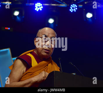 Mumbai, Inde. 13e Août 2017. Sa Sainteté le 14e Dalaï Lama assiste à la paix dans le monde et l'harmonie au Conclave ECSN Dome le 13 août 2017 à Mumbai, Inde. Credit : Azhar Khan/Alamy Live News Banque D'Images