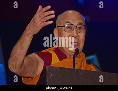 Mumbai, Inde. 13e Août 2017. Sa Sainteté le 14e Dalaï Lama assiste à la paix dans le monde et l'harmonie au Conclave ECSN Dome le 13 août 2017 à Mumbai, Inde. Credit : Azhar Khan/Alamy Live News Banque D'Images
