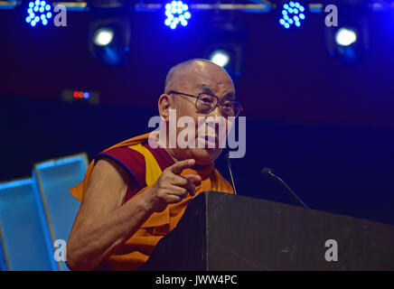 Mumbai, Inde. 13e Août 2017. Sa Sainteté le 14e Dalaï Lama assiste à la paix dans le monde et l'harmonie au Conclave ECSN Dome le 13 août 2017 à Mumbai, Inde. Credit : Azhar Khan/Alamy Live News Banque D'Images