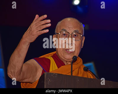Mumbai, Inde. 13e Août 2017. Sa Sainteté le 14e Dalaï Lama assiste à la paix dans le monde et l'harmonie au Conclave ECSN Dome le 13 août 2017 à Mumbai, Inde. Credit : Azhar Khan/Alamy Live News Banque D'Images