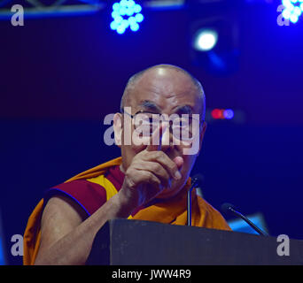 Mumbai, Inde. 13e Août 2017. Sa Sainteté le 14e Dalaï Lama assiste à la paix dans le monde et l'harmonie au Conclave ECSN Dome le 13 août 2017 à Mumbai, Inde. Credit : Azhar Khan/Alamy Live News Banque D'Images