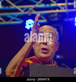 Mumbai, Inde. 13e Août 2017. Sa Sainteté le 14e Dalaï Lama assiste à la paix dans le monde et l'harmonie au Conclave ECSN Dome le 13 août 2017 à Mumbai, Inde. Credit : Azhar Khan/Alamy Live News Banque D'Images