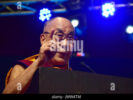 Mumbai, Inde. 13e Août 2017. Sa Sainteté le 14e Dalaï Lama assiste à la paix dans le monde et l'harmonie au Conclave ECSN Dome le 13 août 2017 à Mumbai, Inde. Credit : Azhar Khan/Alamy Live News Banque D'Images