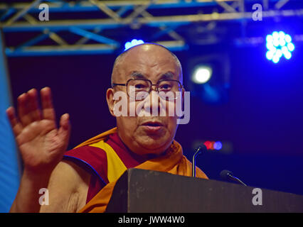 Mumbai, Inde. 13e Août 2017. Sa Sainteté le 14e Dalaï Lama assiste à la paix dans le monde et l'harmonie au Conclave ECSN Dome le 13 août 2017 à Mumbai, Inde. Credit : Azhar Khan/Alamy Live News Banque D'Images