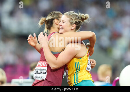 Londres, Royaume-Uni. 13e Août 2017. Nouveau champion du monde Sandra Perkovic hugs médaillé d Dani Stevens de l'Australie après avoir remporté le women's discus sur dix jours de l'IAAF 2017 Championnats du monde de Londres au London Stadium. Crédit : Paul Davey/Alamy Live News Banque D'Images