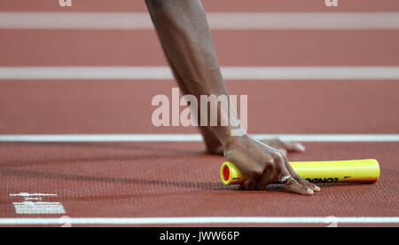 Londres, Royaume-Uni. 13 août 2017. Chrisann GORDON tenant le bâton dans les blocs de départ pour la première étape de la Jamaïque dans le Women's 4 x 400 m finale aux Championnats du monde IAAF 2017, Queen Elizabeth Olympic Park, Stratford, London, UK. Crédit : Simon Balson/Alamy Live News Banque D'Images