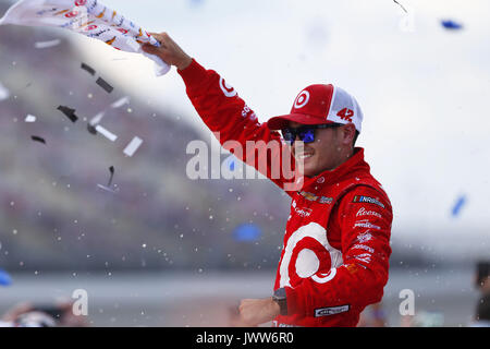 Brooklyn, Michigan, USA. 13e Août 2017. 13 août 2017 - Brooklyn, Michigan, USA : Kyle Larson (42) célèbre après avoir remporté le Michigan Pure 400 au Michigan International Speedway à Brooklyn, Michigan. Crédit : Justin R. Noe Asp Inc/ASP/ZUMA/Alamy Fil Live News Banque D'Images