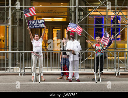 New York, États-Unis. 13e Août 2017. New York, NY USA - 13 août 2017 : Pro Président Donald Trump à l'encontre des manifestants sur la 5e Avenue au Trump Tower à l'avance le Président Donald Trump visite à New York Crédit : lev radin/Alamy Live News Banque D'Images