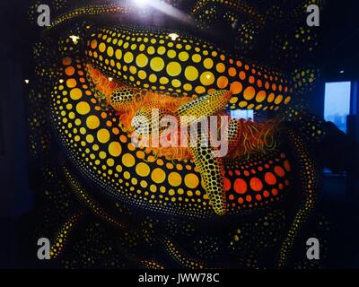 Fuzhou, Chine. 14Th Aug 2017. L'exposition de Yayoi Kusama est tenue à Fuzhou, Chine du sud-est de la province de Fujian, avec 21 peintures à l'huile et 29 bloc de sérigraphie impressions. Yayoi Kusama est un artiste japonais et écrivain. Tout au long de sa carrière, elle a travaillé dans une grande variété de médias, y compris la peinture, collage, sculpture souple, la performance, et de l'environnement, la plupart d'installations qui présentent son intérêt thématique en couleurs psychédéliques, la répétition, et le motif. Crédit : SIPA Asie/ZUMA/Alamy Fil Live News Banque D'Images