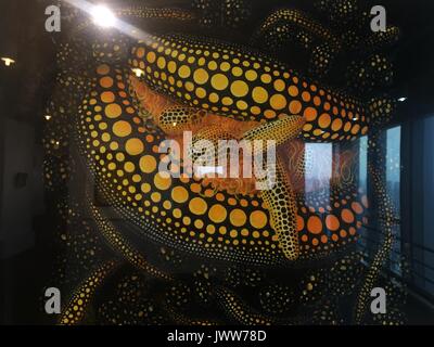 Fuzhou, Chine. 14Th Aug 2017. L'exposition de Yayoi Kusama est tenue à Fuzhou, Chine du sud-est de la province de Fujian, avec 21 peintures à l'huile et 29 bloc de sérigraphie impressions. Yayoi Kusama est un artiste japonais et écrivain. Tout au long de sa carrière, elle a travaillé dans une grande variété de médias, y compris la peinture, collage, sculpture souple, la performance, et de l'environnement, la plupart d'installations qui présentent son intérêt thématique en couleurs psychédéliques, la répétition, et le motif. Crédit : SIPA Asie/ZUMA/Alamy Fil Live News Banque D'Images