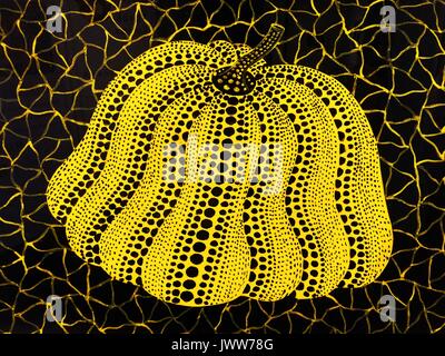 Fuzhou, Chine. 14Th Aug 2017. L'exposition de Yayoi Kusama est tenue à Fuzhou, Chine du sud-est de la province de Fujian, avec 21 peintures à l'huile et 29 bloc de sérigraphie impressions. Yayoi Kusama est un artiste japonais et écrivain. Tout au long de sa carrière, elle a travaillé dans une grande variété de médias, y compris la peinture, collage, sculpture souple, la performance, et de l'environnement, la plupart d'installations qui présentent son intérêt thématique en couleurs psychédéliques, la répétition, et le motif. Crédit : SIPA Asie/ZUMA/Alamy Fil Live News Banque D'Images