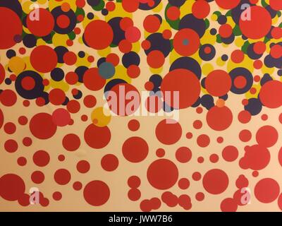 Fuzhou, Chine. 14Th Aug 2017. L'exposition de Yayoi Kusama est tenue à Fuzhou, Chine du sud-est de la province de Fujian, avec 21 peintures à l'huile et 29 bloc de sérigraphie impressions. Yayoi Kusama est un artiste japonais et écrivain. Tout au long de sa carrière, elle a travaillé dans une grande variété de médias, y compris la peinture, collage, sculpture souple, la performance, et de l'environnement, la plupart d'installations qui présentent son intérêt thématique en couleurs psychédéliques, la répétition, et le motif. Crédit : SIPA Asie/ZUMA/Alamy Fil Live News Banque D'Images