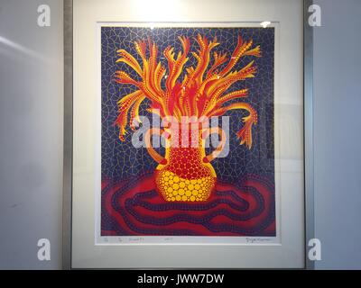 Fuzhou, Chine. 14Th Aug 2017. L'exposition de Yayoi Kusama est tenue à Fuzhou, Chine du sud-est de la province de Fujian, avec 21 peintures à l'huile et 29 bloc de sérigraphie impressions. Yayoi Kusama est un artiste japonais et écrivain. Tout au long de sa carrière, elle a travaillé dans une grande variété de médias, y compris la peinture, collage, sculpture souple, la performance, et de l'environnement, la plupart d'installations qui présentent son intérêt thématique en couleurs psychédéliques, la répétition, et le motif. Crédit : SIPA Asie/ZUMA/Alamy Fil Live News Banque D'Images