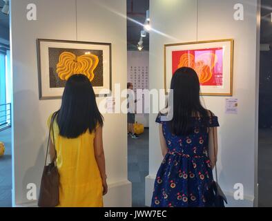 Fuzhou, Chine. 14Th Aug 2017. L'exposition de Yayoi Kusama est tenue à Fuzhou, Chine du sud-est de la province de Fujian, avec 21 peintures à l'huile et 29 bloc de sérigraphie impressions. Yayoi Kusama est un artiste japonais et écrivain. Tout au long de sa carrière, elle a travaillé dans une grande variété de médias, y compris la peinture, collage, sculpture souple, la performance, et de l'environnement, la plupart d'installations qui présentent son intérêt thématique en couleurs psychédéliques, la répétition, et le motif. Crédit : SIPA Asie/ZUMA/Alamy Fil Live News Banque D'Images