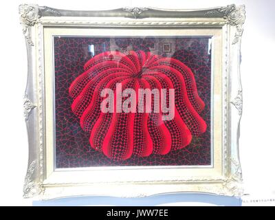 Fuzhou, Chine. 14Th Aug 2017. L'exposition de Yayoi Kusama est tenue à Fuzhou, Chine du sud-est de la province de Fujian, avec 21 peintures à l'huile et 29 bloc de sérigraphie impressions. Yayoi Kusama est un artiste japonais et écrivain. Tout au long de sa carrière, elle a travaillé dans une grande variété de médias, y compris la peinture, collage, sculpture souple, la performance, et de l'environnement, la plupart d'installations qui présentent son intérêt thématique en couleurs psychédéliques, la répétition, et le motif. Crédit : SIPA Asie/ZUMA/Alamy Fil Live News Banque D'Images