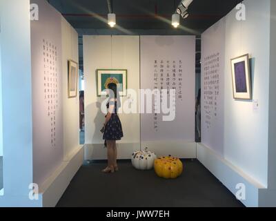 Fuzhou, Chine. 14Th Aug 2017. L'exposition de Yayoi Kusama est tenue à Fuzhou, Chine du sud-est de la province de Fujian, avec 21 peintures à l'huile et 29 bloc de sérigraphie impressions. Yayoi Kusama est un artiste japonais et écrivain. Tout au long de sa carrière, elle a travaillé dans une grande variété de médias, y compris la peinture, collage, sculpture souple, la performance, et de l'environnement, la plupart d'installations qui présentent son intérêt thématique en couleurs psychédéliques, la répétition, et le motif. Crédit : SIPA Asie/ZUMA/Alamy Fil Live News Banque D'Images