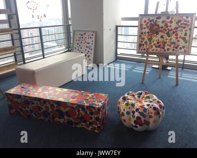 Fuzhou, Chine. 14Th Aug 2017. L'exposition de Yayoi Kusama est tenue à Fuzhou, Chine du sud-est de la province de Fujian, avec 21 peintures à l'huile et 29 bloc de sérigraphie impressions. Yayoi Kusama est un artiste japonais et écrivain. Tout au long de sa carrière, elle a travaillé dans une grande variété de médias, y compris la peinture, collage, sculpture souple, la performance, et de l'environnement, la plupart d'installations qui présentent son intérêt thématique en couleurs psychédéliques, la répétition, et le motif. Crédit : SIPA Asie/ZUMA/Alamy Fil Live News Banque D'Images