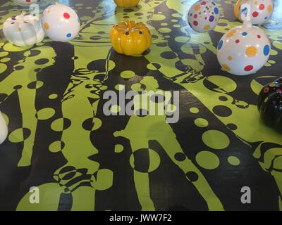 Fuzhou, Chine. 14Th Aug 2017. L'exposition de Yayoi Kusama est tenue à Fuzhou, Chine du sud-est de la province de Fujian, avec 21 peintures à l'huile et 29 bloc de sérigraphie impressions. Yayoi Kusama est un artiste japonais et écrivain. Tout au long de sa carrière, elle a travaillé dans une grande variété de médias, y compris la peinture, collage, sculpture souple, la performance, et de l'environnement, la plupart d'installations qui présentent son intérêt thématique en couleurs psychédéliques, la répétition, et le motif. Crédit : SIPA Asie/ZUMA/Alamy Fil Live News Banque D'Images