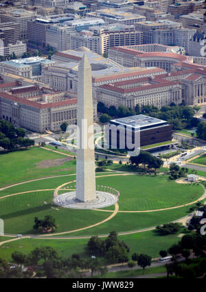 Vue aérienne du Monument de Washington à partir de la fenêtre d'un avion au décollage à l'Aéroport National Reagan de Washington à Washington, DC le dimanche 13 août, 2017. Credit : Ron Sachs/CNP/MediaPunch Banque D'Images