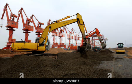 Qinzhou. 8e août 2009. Photo prise le 8 août 2009 montre la construction de l'emplacement de Qinzhou Port de libre-échange dans la région de Chine du sud, la ville de Qinzhou, région autonome Zhuang du Guangxi. Le Qinzhou port avec ses 24 commerciaux nationaux et étrangers, les lignes de transport joue un rôle important dans le commerce bilatéral entre la Chine et l'Association des nations de l'Asie du Sud-Est (ANASE). Credit : créatrice Ailin Zhang/Xinhua/Alamy Live News Banque D'Images