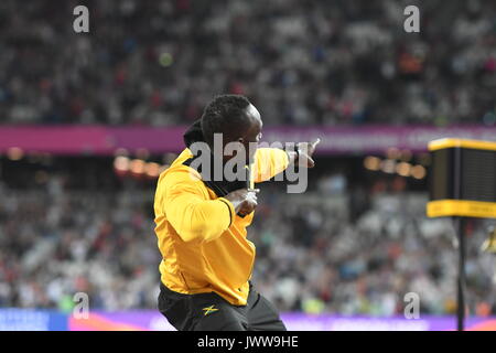 Londres, Royaume-Uni. 13e Août 2017. Le sprinter jamaïcain Usain Bolt faisant sa signature 'Bolt' déplacer devant le public au cours d'un tour d'honneur autour du stade à la fin de l'IAAF Londres 2017 Championnats du monde d'athlétisme à Londres, Royaume-Uni, 13 août 2017. Terminé son transporteur à vis les Championnats du Monde de cette année. Photo : Bernd Thissen/dpa/Alamy Live News Banque D'Images