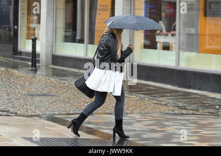 Preston, Lancashire. 14 août 2017. Météo britannique. Début des pluies à la journée dans le centre-ville, les usagers arrivent pour travailler dans le quartier central des affaires. Météo britannique humide a des effets dévastateurs sur le revenu de la vente au détail avec de nombreux magasins de vente d'été prolongée en cours d'exécution. L'Office National des Statistiques a déjà dit que les conditions météorologiques ont un impact important sur l'économie britannique dans son ensemble, avec des périodes d'unseasonal susceptible de faire des ravages sur le commerce de détail. /AlamyLiveNews MediaWorldImages ; crédit. Banque D'Images