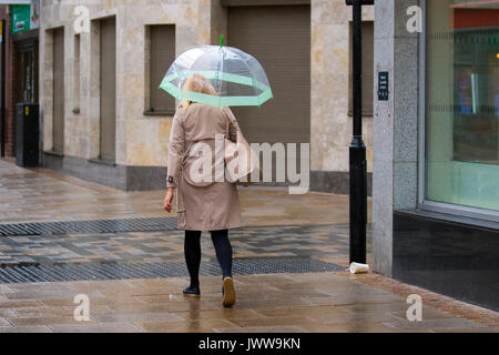 Preston, Lancashire. 14 août 2017. Météo britannique. Début des pluies à la journée dans le centre-ville, les usagers arrivent pour travailler dans le quartier central des affaires. Météo britannique humide a des effets dévastateurs sur le revenu de la vente au détail avec de nombreux magasins de vente d'été prolongée en cours d'exécution. L'Office National des Statistiques a déjà dit que les conditions météorologiques ont un impact important sur l'économie britannique dans son ensemble, avec des périodes d'unseasonal susceptible de faire des ravages sur le commerce de détail. /AlamyLiveNews MediaWorldImages ; crédit. Banque D'Images