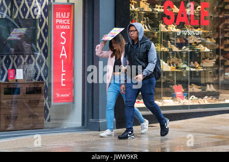 Preston, Lancashire. 14 août 2017. Météo britannique. Début des pluies à la journée dans le centre-ville, les usagers arrivent pour travailler dans le quartier central des affaires. Météo britannique humide a des effets dévastateurs sur le revenu de la vente au détail avec de nombreux magasins de vente d'été prolongée en cours d'exécution. L'Office National des Statistiques a déjà dit que les conditions météorologiques ont un impact important sur l'économie britannique dans son ensemble, avec des périodes d'unseasonal susceptible de faire des ravages sur le commerce de détail. /AlamyLiveNews MediaWorldImages ; crédit. Banque D'Images