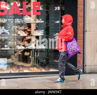 Preston, Lancashire. 14 août 2017. Météo britannique. Début des pluies à la journée dans le centre-ville, les usagers arrivent pour travailler dans le quartier central des affaires. Météo britannique humide a des effets dévastateurs sur le revenu de la vente au détail avec de nombreux magasins de vente d'été prolongée en cours d'exécution. L'Office National des Statistiques a déjà dit que les conditions météorologiques ont un impact important sur l'économie britannique dans son ensemble, avec des périodes d'unseasonal susceptible de faire des ravages sur le commerce de détail. /AlamyLiveNews MediaWorldImages ; crédit. Banque D'Images