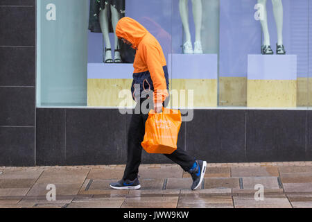 Preston, Lancashire. 14 août 2017. Météo britannique. Début des pluies à la journée dans le centre-ville, les usagers arrivent pour travailler dans le quartier central des affaires. Météo britannique humide a des effets dévastateurs sur le revenu de la vente au détail avec de nombreux magasins de vente d'été prolongée en cours d'exécution. L'Office National des Statistiques a déjà dit que les conditions météorologiques ont un impact important sur l'économie britannique dans son ensemble, avec des périodes d'unseasonal susceptible de faire des ravages sur le commerce de détail. /AlamyLiveNews MediaWorldImages ; crédit. Banque D'Images