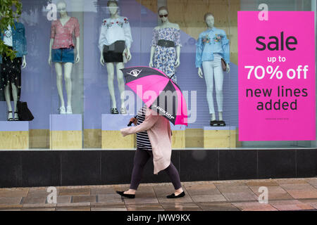 Preston, Lancashire. 14 août 2017. Météo britannique. Début des pluies à la journée dans le centre-ville, les usagers arrivent pour travailler dans le quartier central des affaires. Météo britannique humide a des effets dévastateurs sur le revenu de la vente au détail avec de nombreux magasins de vente d'été prolongée en cours d'exécution. L'Office National des Statistiques a déjà dit que les conditions météorologiques ont un impact important sur l'économie britannique dans son ensemble, avec des périodes d'unseasonal susceptible de faire des ravages sur le commerce de détail. /AlamyLiveNews MediaWorldImages ; crédit. Banque D'Images