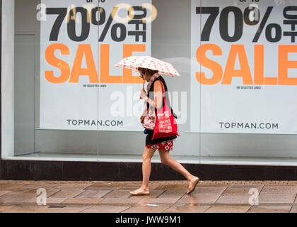 Preston, Lancashire. 14 août 2017. Météo britannique. Début des pluies à la journée dans le centre-ville, les usagers arrivent pour travailler dans le quartier central des affaires. Météo britannique humide a des effets dévastateurs sur le revenu de la vente au détail avec de nombreux magasins de vente d'été prolongée en cours d'exécution. L'Office National des Statistiques a déjà dit que les conditions météorologiques ont un impact important sur l'économie britannique dans son ensemble, avec des périodes d'unseasonal susceptible de faire des ravages sur le commerce de détail. /AlamyLiveNews MediaWorldImages ; crédit. Banque D'Images
