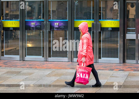 Preston, Lancashire. 14 août 2017. Météo britannique. Début des pluies à la journée dans le centre-ville, les usagers arrivent pour travailler dans le quartier central des affaires. Météo britannique humide a des effets dévastateurs sur le revenu de la vente au détail avec de nombreux magasins de vente d'été prolongée en cours d'exécution. L'Office National des Statistiques a déjà dit que les conditions météorologiques ont un impact important sur l'économie britannique dans son ensemble, avec des périodes d'unseasonal susceptible de faire des ravages sur le commerce de détail. /AlamyLiveNews MediaWorldImages ; crédit. Banque D'Images