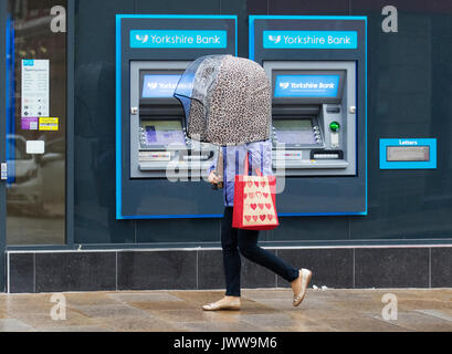 Preston, Lancashire. 14 août 2017. Météo britannique. Début des pluies à la journée dans le centre-ville, les usagers arrivent pour travailler dans le quartier central des affaires. Météo britannique humide a des effets dévastateurs sur le revenu de la vente au détail avec de nombreux magasins de vente d'été prolongée en cours d'exécution. L'Office National des Statistiques a déjà dit que les conditions météorologiques ont un impact important sur l'économie britannique dans son ensemble, avec des périodes d'unseasonal susceptible de faire des ravages sur le commerce de détail. /AlamyLiveNews MediaWorldImages ; crédit. Banque D'Images