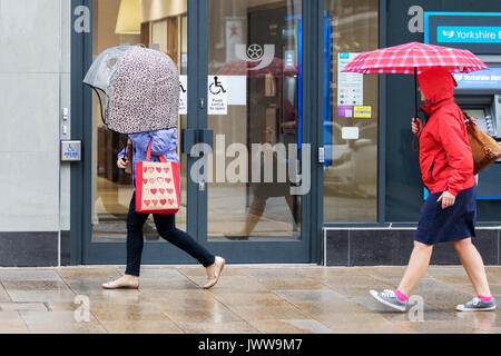 Preston, Lancashire. 14 août 2017. Météo britannique. Début des pluies à la journée dans le centre-ville, les usagers arrivent pour travailler dans le quartier central des affaires. Météo britannique humide a des effets dévastateurs sur le revenu de la vente au détail avec de nombreux magasins de vente d'été prolongée en cours d'exécution. L'Office National des Statistiques a déjà dit que les conditions météorologiques ont un impact important sur l'économie britannique dans son ensemble, avec des périodes d'unseasonal susceptible de faire des ravages sur le commerce de détail. /AlamyLiveNews MediaWorldImages ; crédit. Banque D'Images