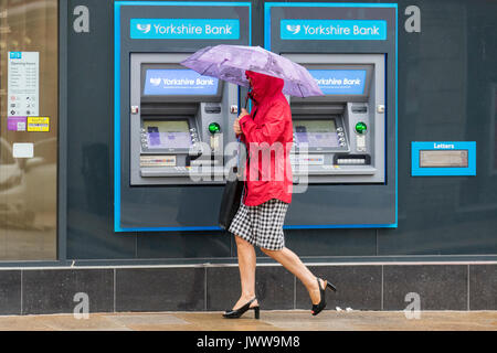 Preston, Lancashire. 14 août 2017. Météo britannique. Début des pluies à la journée dans le centre-ville, les usagers arrivent pour travailler dans le quartier central des affaires. Météo britannique humide a des effets dévastateurs sur le revenu de la vente au détail avec de nombreux magasins de vente d'été prolongée en cours d'exécution. L'Office National des Statistiques a déjà dit que les conditions météorologiques ont un impact important sur l'économie britannique dans son ensemble, avec des périodes d'unseasonal susceptible de faire des ravages sur le commerce de détail. /AlamyLiveNews MediaWorldImages ; crédit. Banque D'Images