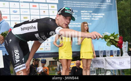 Dolany, République tchèque. 13e Août 2017. Cycliste irlandais Sam Bennett (équipe Bora Hansgrohe), le vainqueur de la course, est vu après la quatrième et dernière étape de la République tchèque à vélo dans la région de Dolany, République tchèque, le 13 août 2017. Credit : Ludek Perina/CTK Photo/Alamy Live News Banque D'Images